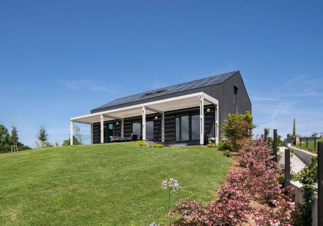 'Casa de madera en Ongayo'. El jurado valora el modo en que el estudio reinterpreta la idea de cabaña desde una perspectiva más abstracta y universal, proponiendo un volumen compacto y oscuro.